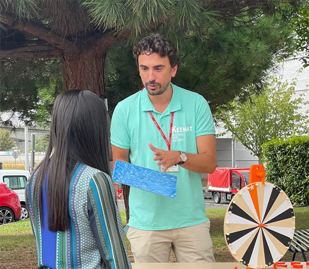 Stand pour sensibiliser à l'impact des déchets.