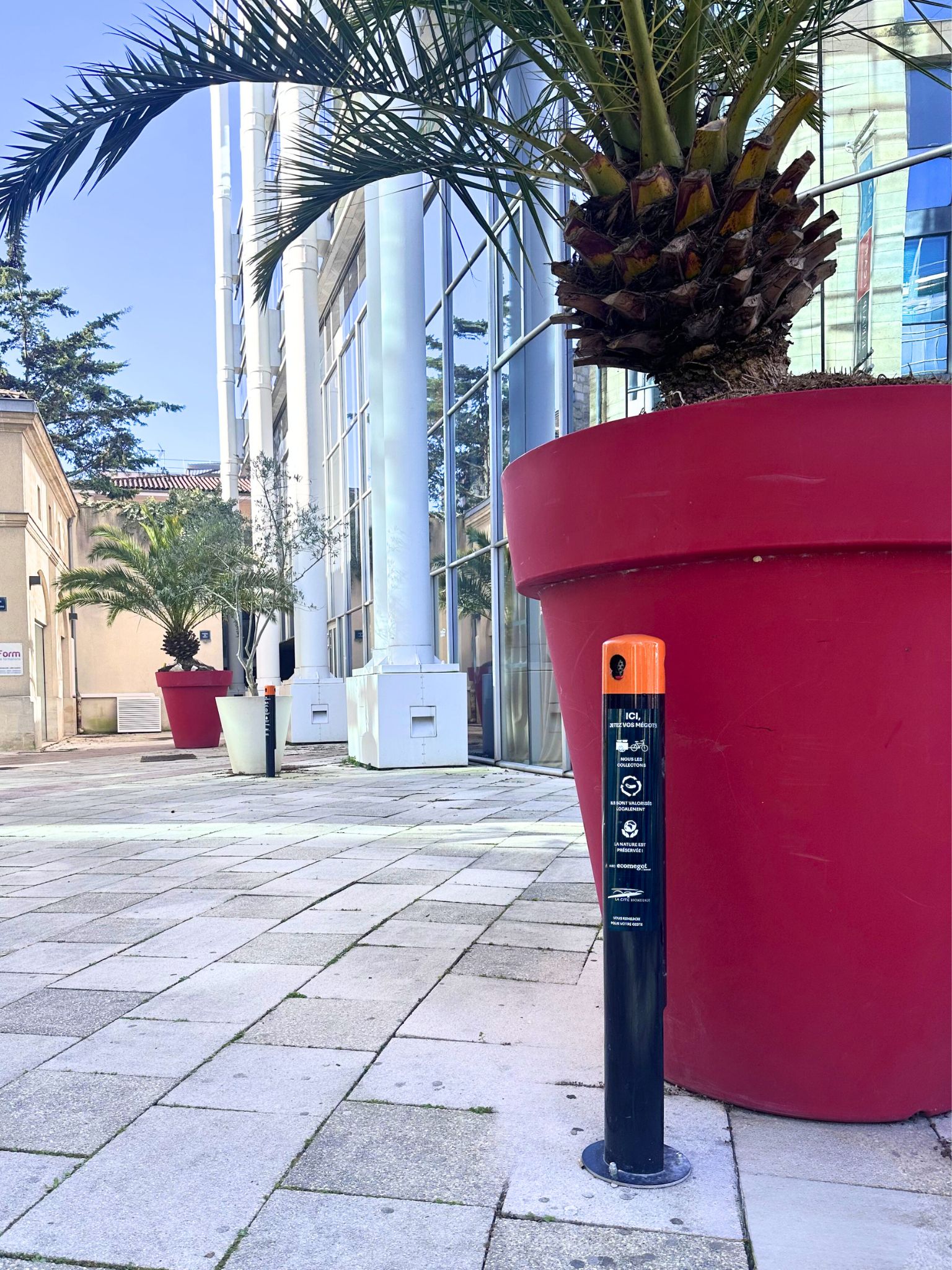 Cendrier extérieur Atlantique Keenat installé sur le parvis de la cité mondiale Bordeaux