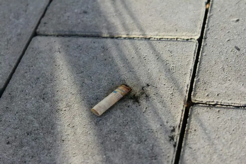Les cigarettes doivent financer la gestion des mégots de cigarette
