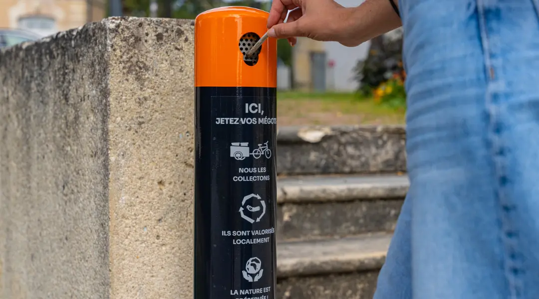 Cendrier urbain pour réduire la pollution des mégots.