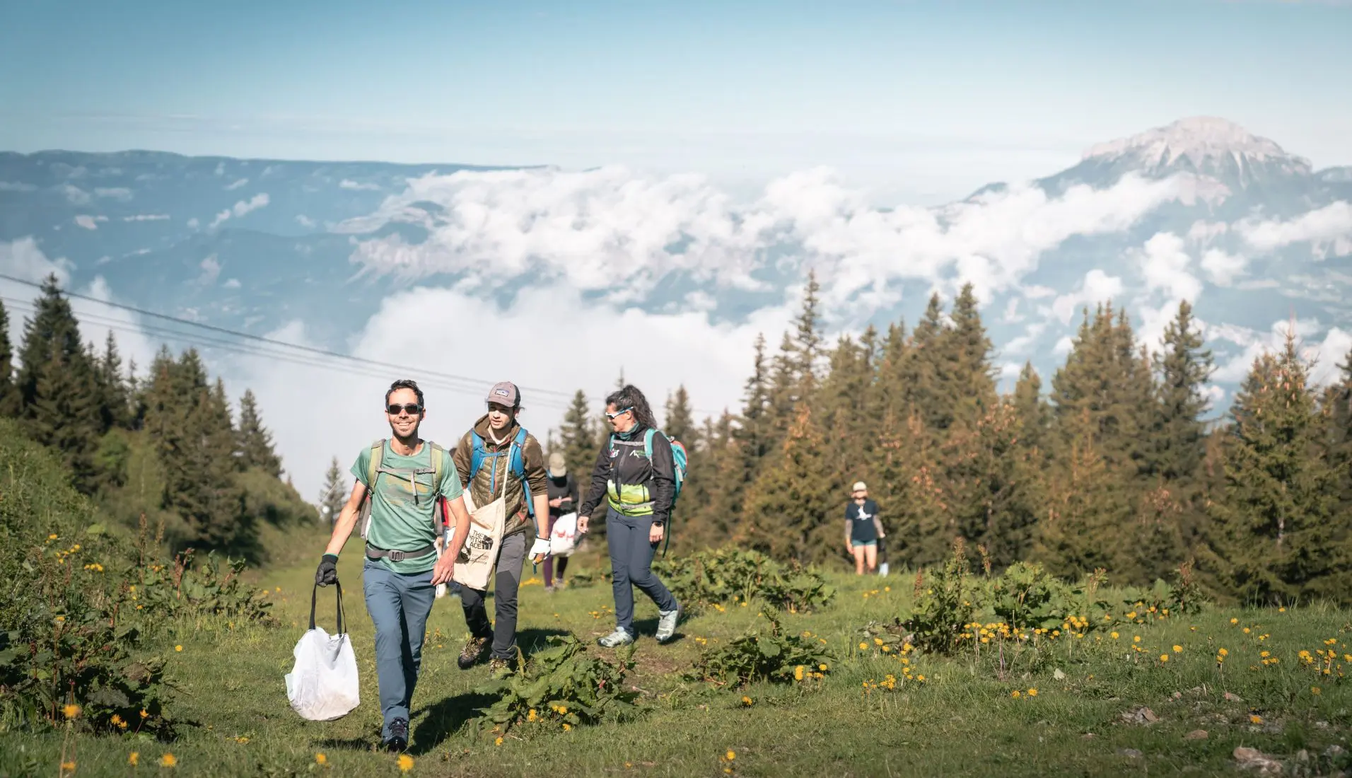 Ramassage des mégots en montagne